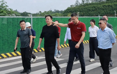 三江新區(qū)（臨港經(jīng)開區(qū)）黨工委委員、南溪經(jīng)開區(qū)管委會主任李勇率隊調(diào)研遠(yuǎn)東股份宜賓智能產(chǎn)業(yè)園